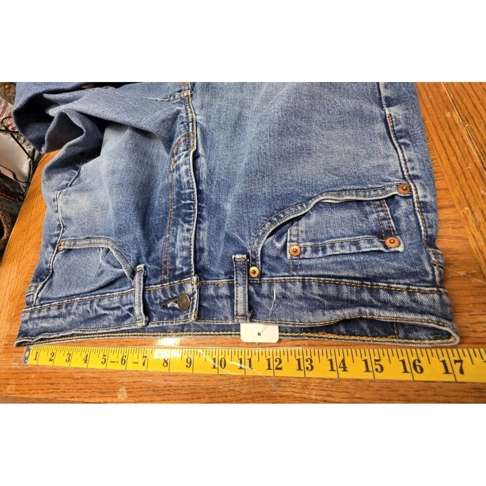 Levi's Men's Size 34 X 32 Medium Blue Denim Jeans Straight Leg